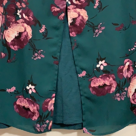 Gorgeous ELLE women’s Blouse Size Small W/liner - Picture 2 of 5